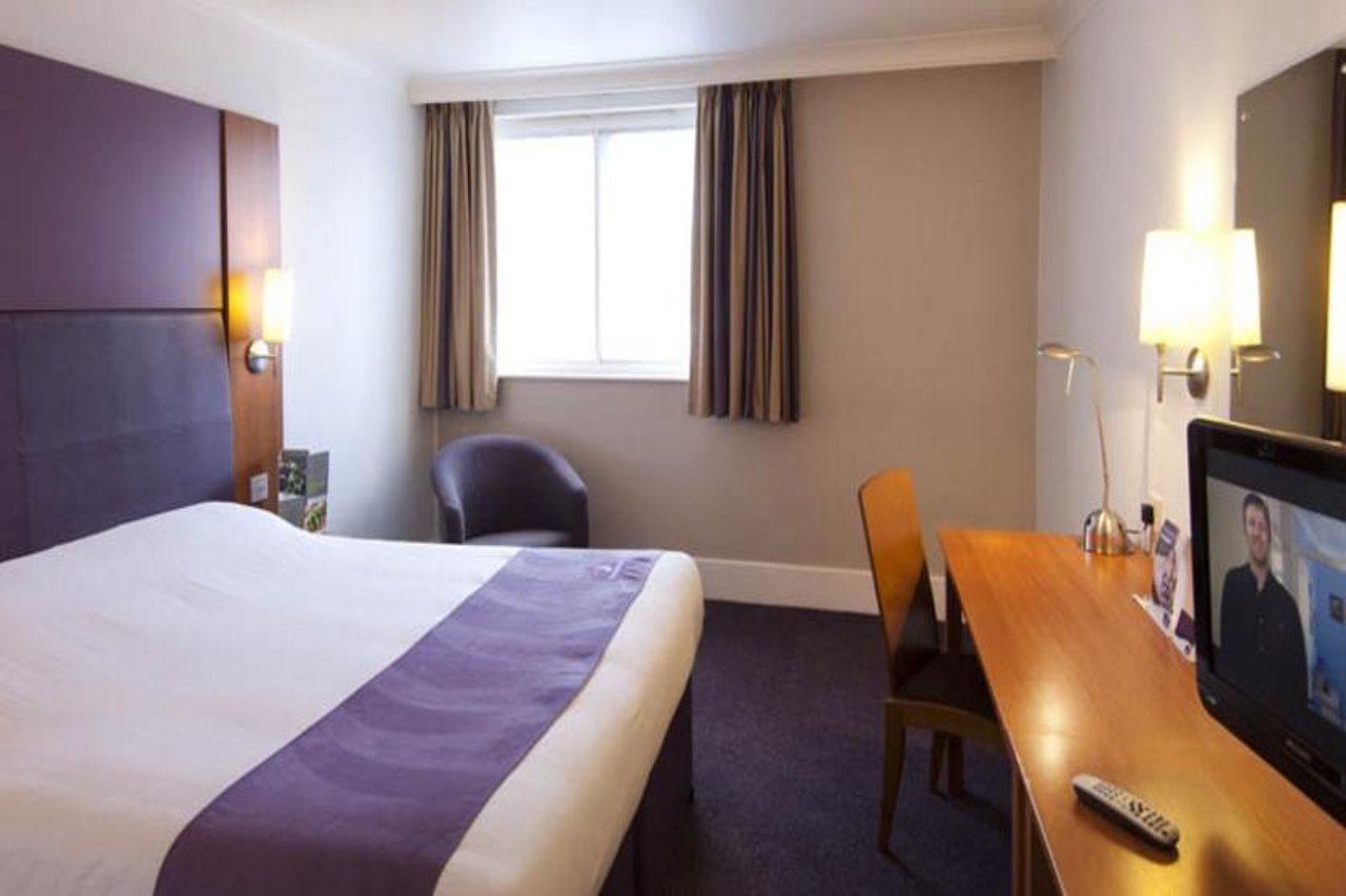 Premier Inn Понтипул Экстерьер фото