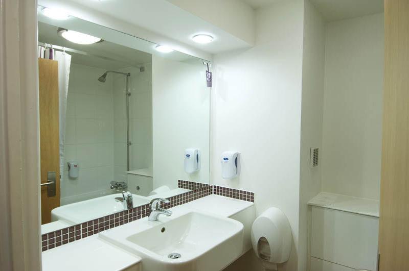 Premier Inn Понтипул Экстерьер фото