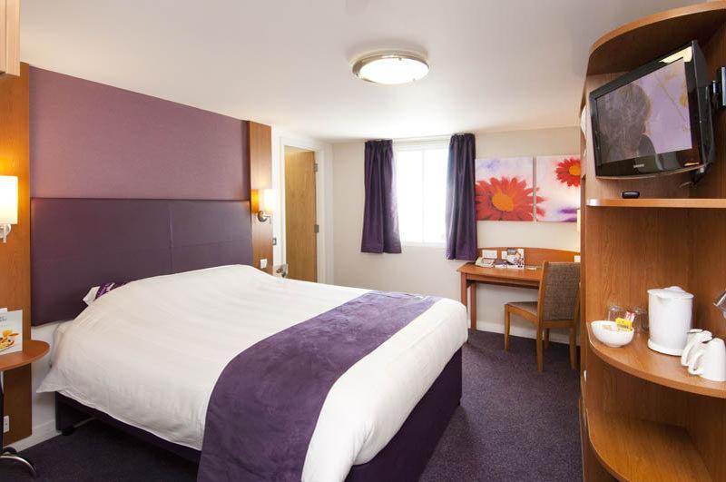 Premier Inn Понтипул Экстерьер фото